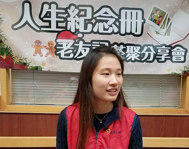 真善美村將重建房協義工贈長者人生紀念冊作聖誕禮物 On Cc 東網 Line Today