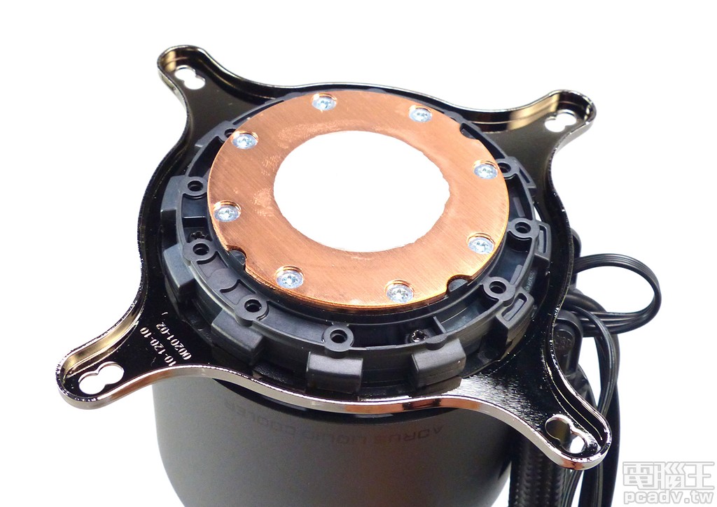 ▲ AORUS Liquid Cooler 水冷頭採用銅質金屬設計，並預先塗佈散熱膏，同時也先行安裝 Intel LGA 115x 系列扣具。