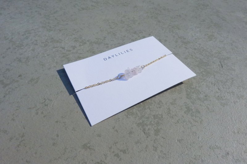 使用粉晶碎石製作而成的手鏈，採用可調教的鏈尾部份，適合每位使用者