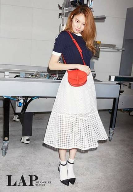 Intip 7 Inspirasi Padu Padan Midi Skirt dari Seleb Korea yang Wajib Kita Tiru