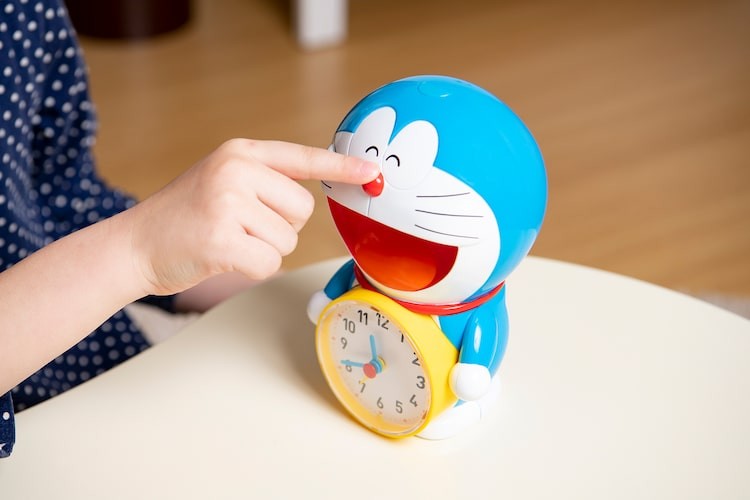 ドラえもんがおしゃべりする目覚まし時計が小学一年生の付録に 本型小物入れも
