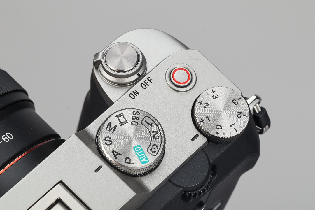 機身右肩取消了 C1、C2 鈕並將錄影鍵移至機身右肩，外觀顯得相對簡潔。