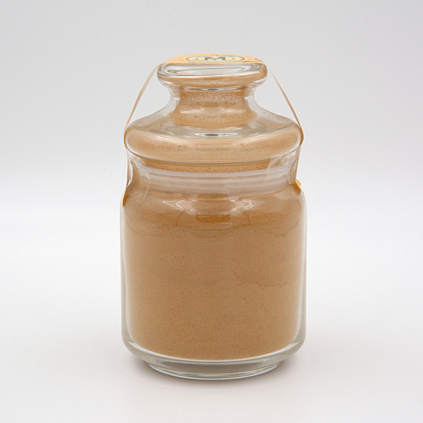 台灣肖楠具有氣味清香的特性，不摻任何化學。粉末狀可依喜好控制用量，呈黃褐色，可用於供奉煙香、一室淨香