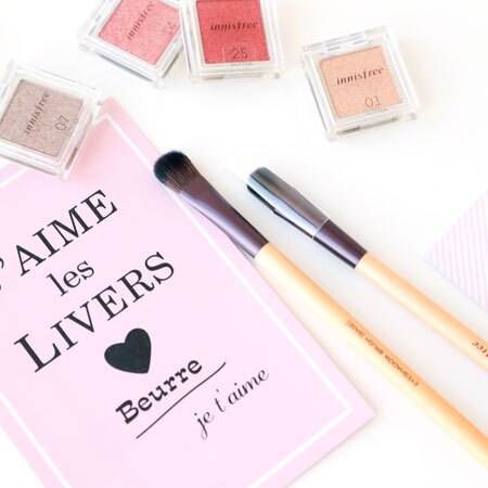 眼窩打底色專用的眼影刷。 最適合接觸肌膚的頂級人造毛，不刺激肌膚，刷取時不結塊。