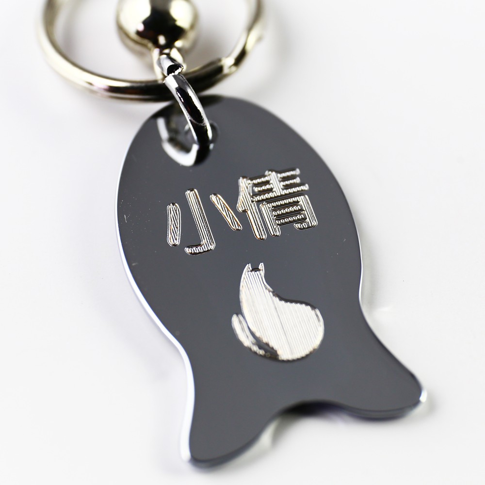 免費代刻名字、文字，電話 (可刻中文、英文、日文)心愛的寶貝走失時，可以讓拾獲者可以迅速找到你喔。產品規格：尺寸:長3.8cm，寬2.2cm重量:6g貓咪適用材質:金屬，亮面精鍍處理顏色:亮面銀色可雙