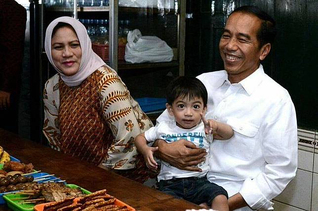 Jan Ethes bersama mbah kakung dan uti kesayangannya, Jokowi dan Iriana Jokowi.