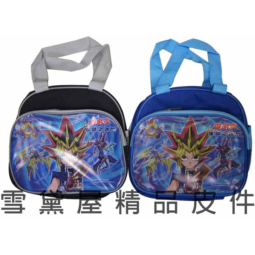 品牌 : 遊戲王 型號 : gx2a32-1 顏色 : 黑 . 藍 材質 : 防水尼龍布 尺寸 : 長21cmx高21cmx寬12cmx提帶長13.5cm ** 正版授權公司貨商品** **符合國家標
