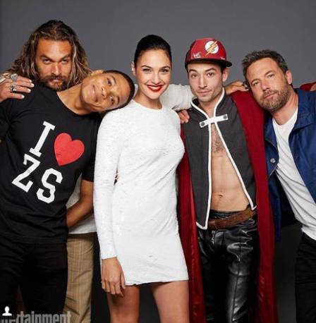 So Sweet! Gal Gadot Menghibur Fans yang Menangis