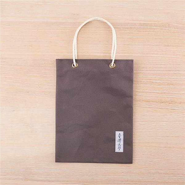 ◎ 款式多樣，兩種臺灣大學布標可供選擇。 ◎ 可裝書籍或平板電腦 ◎ 堅固耐用，...