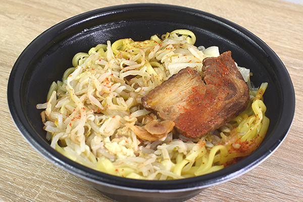 野菜 マシマシ に仕上げたローソン 背脂にんにくが決め手 豚醤油ラーメン