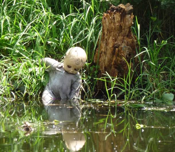 Hii, 18 Foto dari Pulau Boneka Ini Buktikan Mainan pun Bisa jadi Menyeramkan, Buatmu Serasa Diikuti