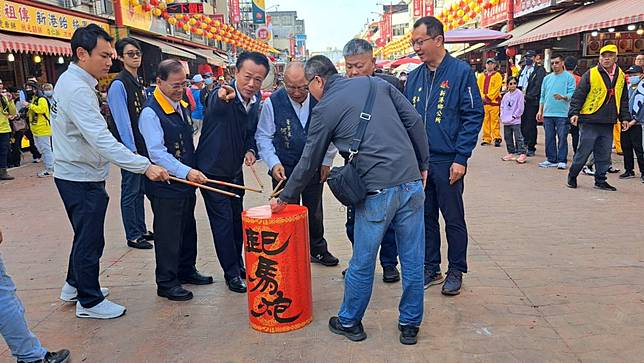 由嘉義縣長翁章梁（左3）、奉天宮董事長何達煌（左4）、大甲鎮瀾宮董事長顏清標（左5）等人點燃頭號炮，正式揭開百年傳統的新港元宵遶境街面活動。（記者湯朝村攝）