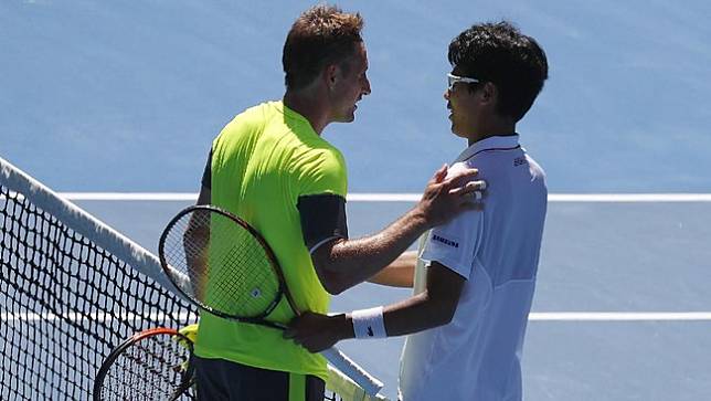 Chung Hyeon berbicara dengan Tennys Sandgren usai pertandingan perempat final. Sandgren juga menjadi petenis kejutan setelah mengalahkan unggulan kelima Dominic Thiem. (REUTERS/David Gray)