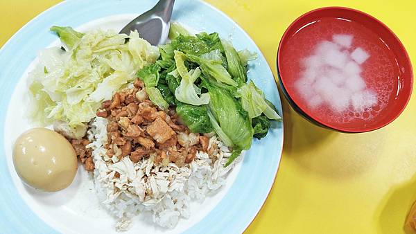 【板橋美食】無名魯肉飯 雞魯飯-配菜給超大爆量！用餐時間超多人潮小吃店～！