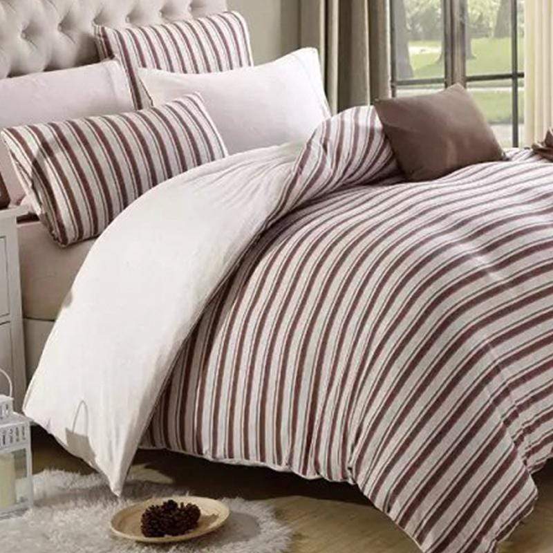 產品特色 使用T恤常用的天竺織法，觸感良好。具有編織布料才有的伸縮性與柔軟度是其特長。 活性印染，環保無毒性，不褪色 不縮水 不易起毛球 100%純棉材質設計 柔軟舒適的天竺棉床包組經典耐看 產品介紹