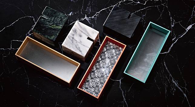 「桌上窗景」底座採用大理石切割所剩之餘料製作，使得每一塊百年岩物積都能被充分利用，減少寶貴資源的浪費，自己拼裝還能體驗DIY的樂趣。(圖片提供/大藝石代)