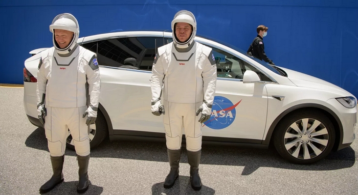 SpaceX今天將實現首次商用太空船載人飛行，NASA全新太空服曝光