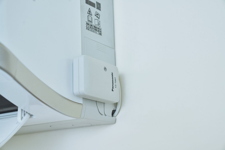 若要透過 App 進行遠端控制，則需要加購 Panasonic 智慧家電無線控制器，安裝並完成配對設定後方可透過手機專屬 App 連線與遠端操作。