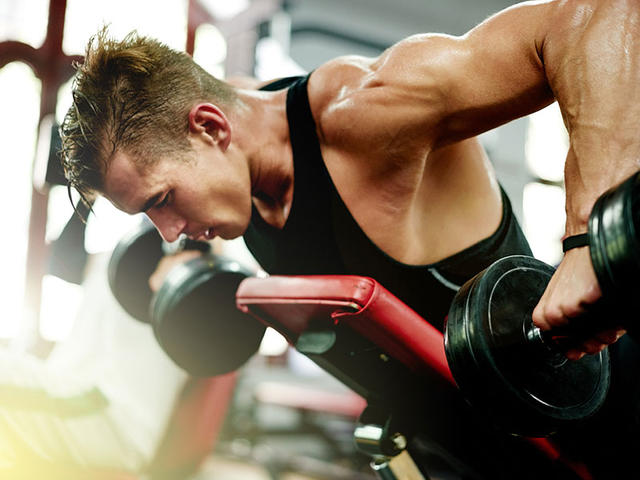 健身的人秒吐血的8種「健身房怪現象」，只拍照打卡、滑手機就是不運動！？