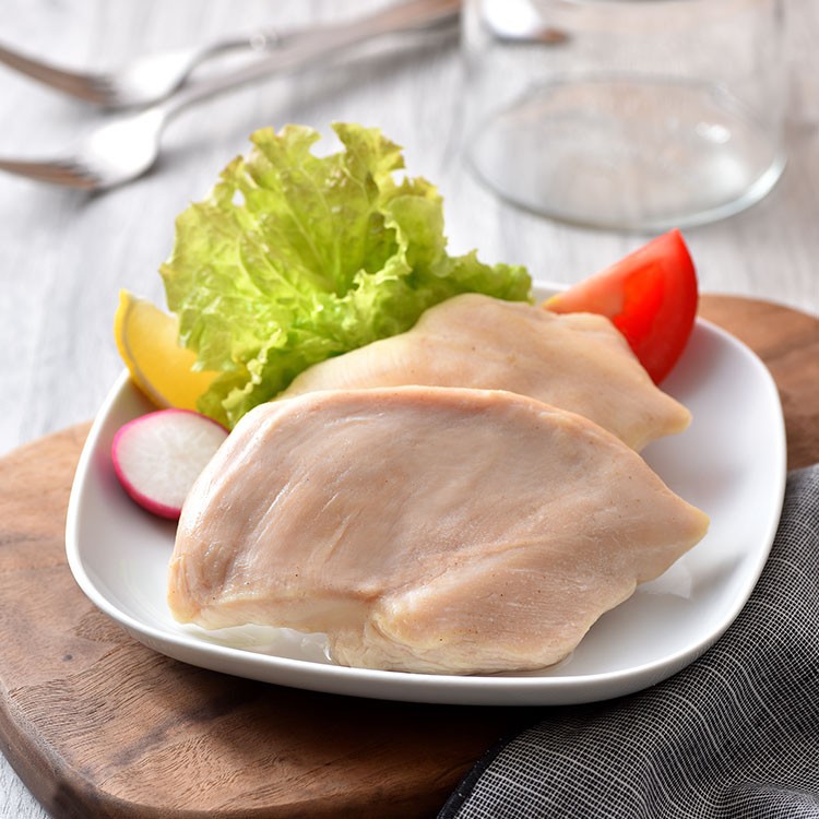 產品名稱：卜蜂 經典風味雞胸肉 規 格：220g±10%(2片/包） 製造日期：標示於外包裝 保存期限：冷凍-18℃以下365天 成 份： 雞肉，糖，鹽，蛋白粉，糊精，玉米澱粉，雞肉粉(含迷迭香萃取物