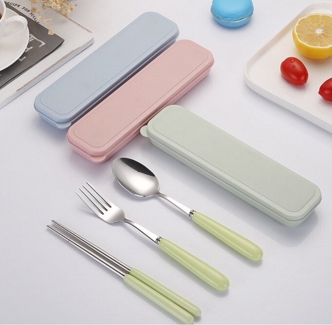 商品名稱：304 陶瓷不鏽鋼餐具組 三件套 尺寸：如圖(+-1~2cm) 材質：陶瓷材質把手/304不鏽鋼 款式：藍色/粉色/綠色 【商品特色】 簡便三件組，外出吃飯輕鬆帶著走 環保餐具在手，健康跟著