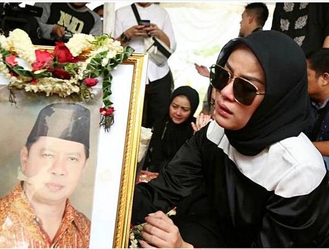 Dikritik Lantaran Foto di Makam Sang Ayah, Olla Ramlan Beri Jawaban Menohok