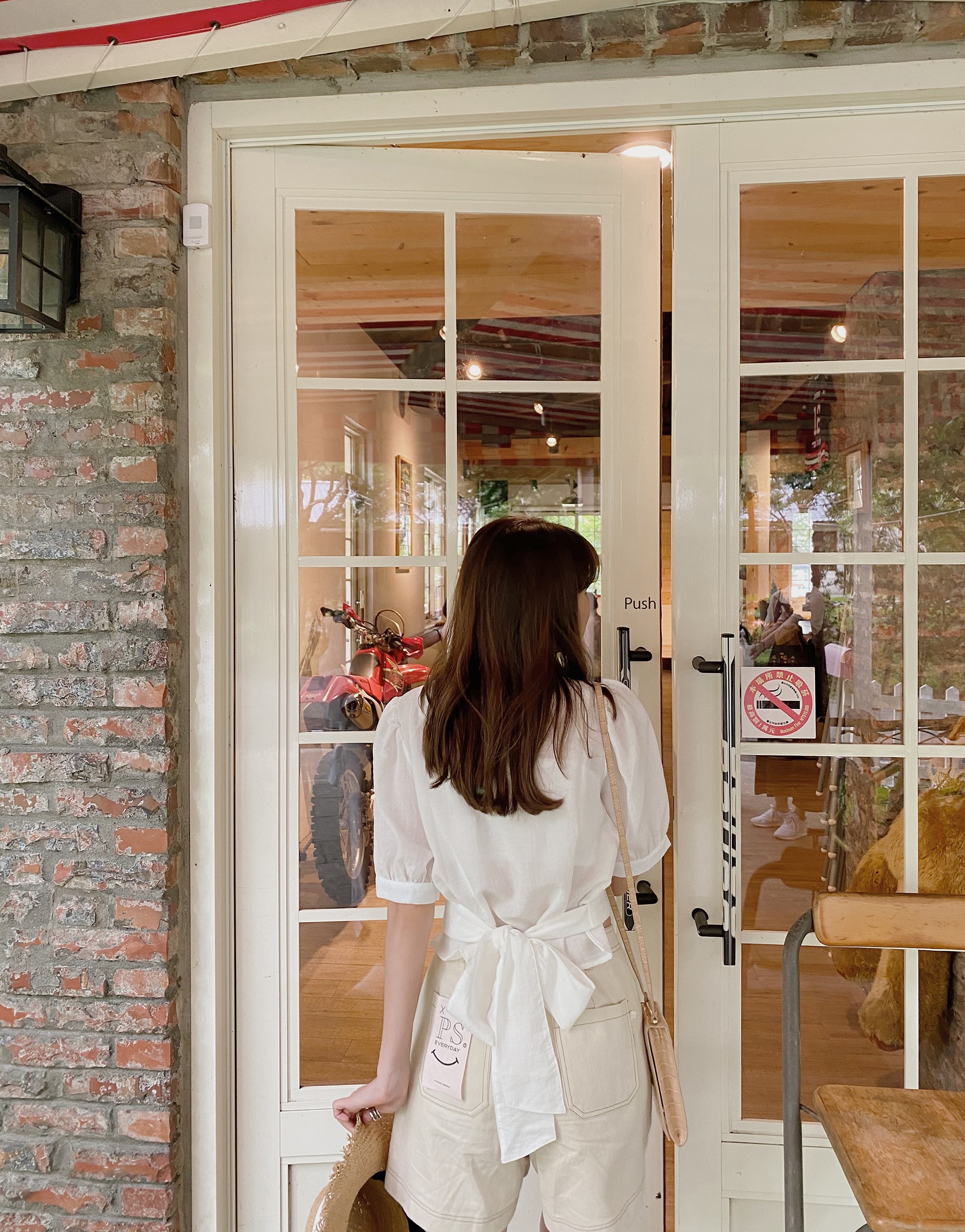 舒適質感面料/打摺公主袖造型/後綁蝴蝶結設計