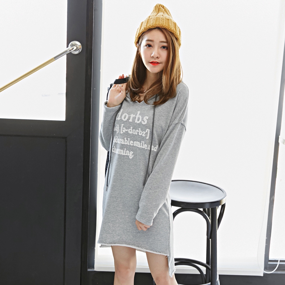 簡約質感的字母刺繡搭配前短後長的洋裝版型，營造自在休閒的好感穿搭～內裡磨毛溫暖親膚，不收邊抽鬚下擺營造慵懶感，搭配球鞋打造魅力青春LOOK**********************小提醒：抽繩可調深