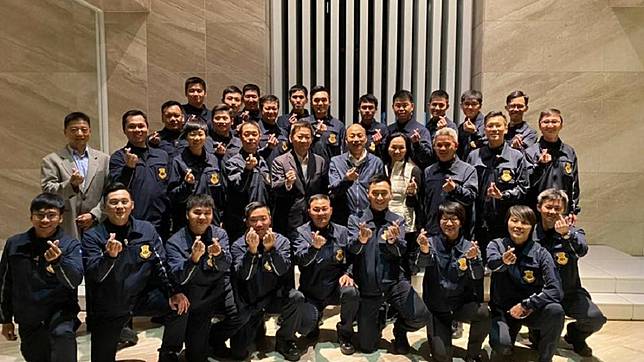 高雄市長韓國瑜昨(19日)晚在臉書粉絲專頁PO出國安局特勤隨扈合影。(圖／翻攝自韓國瑜臉書)
