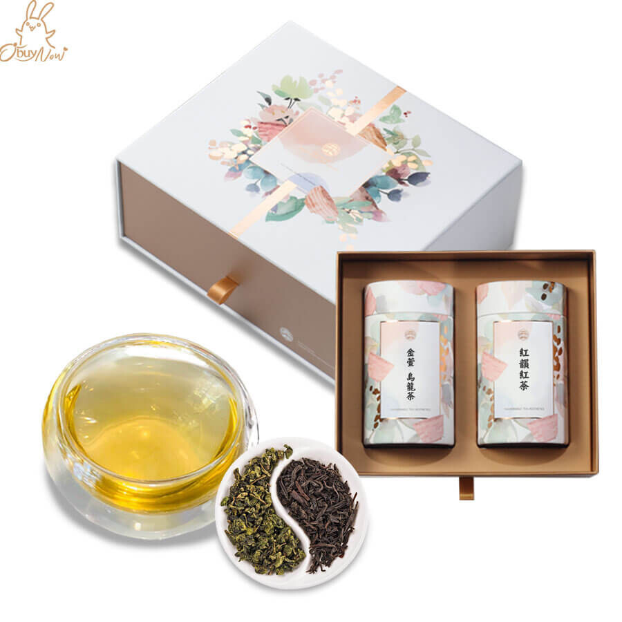 難怪會成為日月潭必買的伴手禮! 南投名間 金萱茶150克 由台灣茶葉改良於1981年培育出的茶樹品種， 父系為『硬枝紅心』+母系為『台農8號』之育種而成，為半發酵茶， 發酵度約30~40%左右，茶葉味