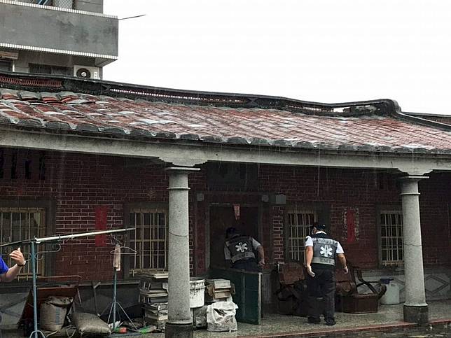 連夜大雨高雄磚造平房磚瓦掉落獨居老人已安置 中廣新聞網 Line Today