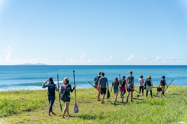 被開闊的景色環繞。