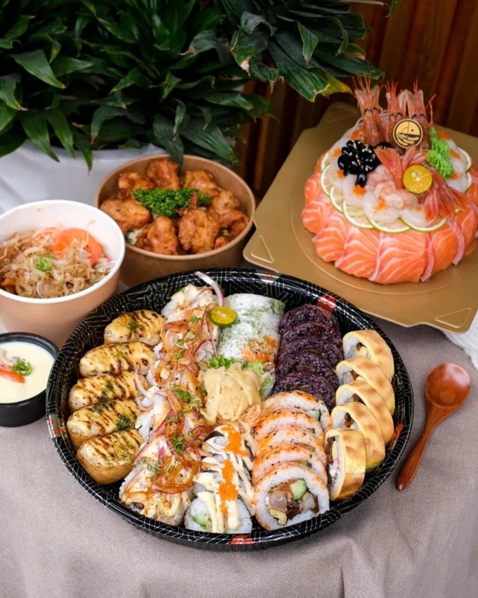 年末開趴這家先收！超浮誇壽司盤１顆不到20元，爽嗑霸氣鮭魚刺身蛋糕