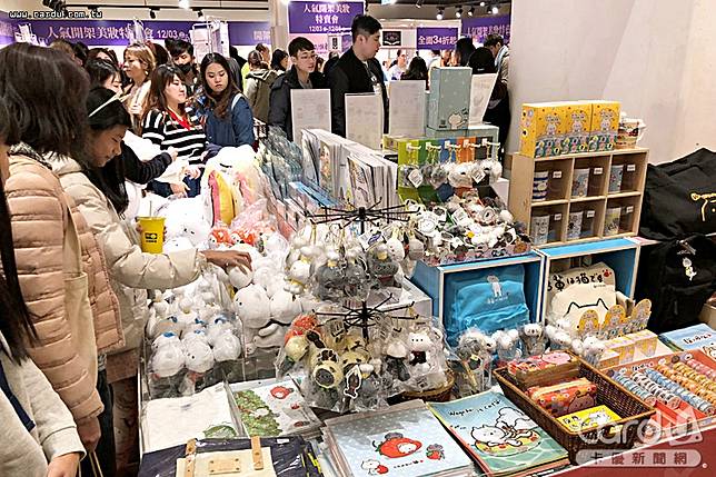 聖誕節交換禮物從金額、類型、穿搭3大方向選購商品，卡哇伊卡通人物仍深受喜愛(圖/統一時代　提供)