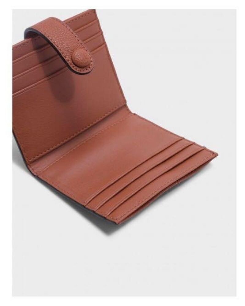 【迦南園】 【直飛星城 正品保證】小CK 鈕扣票卡夾 小收納包 錢包（土色）CK6-50700705 CLAY 皮夾 皮包 （平行輸入-原廠盒裝） 我們提供的不只是你們拿到手上的產品，而是我們持續熱忱