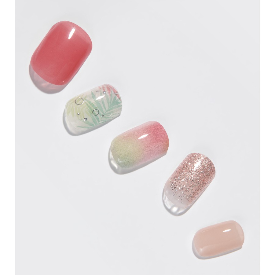 【產品】34片光療美甲貼1支迷你指甲銼刀【產地】韓國【商品特色】◎ Dashing Diva特殊專利膠膜，不傷指甲甲面，方便快速，一秒上手。◎ 款式隨意搭配，卸除光療美甲貼在家也可以輕鬆卸除。【材質】