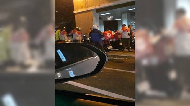 熊貓外送員聚集幫單親媽賣地瓜。(圖／翻攝自靠北熊貓)
