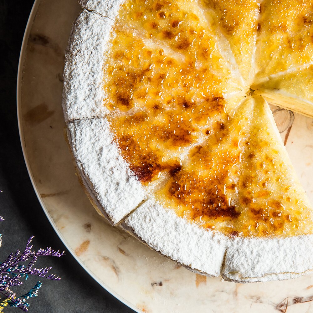 嫩黃的滑梯上，天真笑容總是期待放學後的溫馨時刻，焦糖餅粒是美味秘密