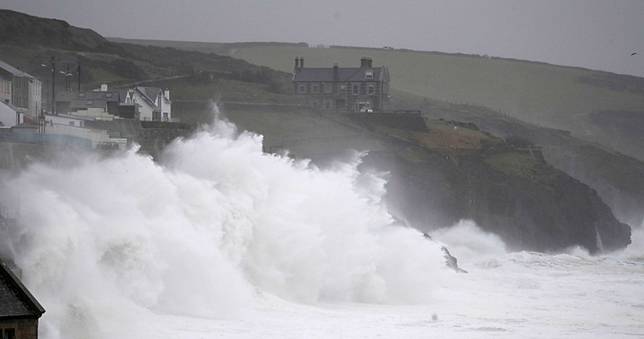 紅色警報！英國2天狂降1個月雨量…整座城市陷入一片汪洋
