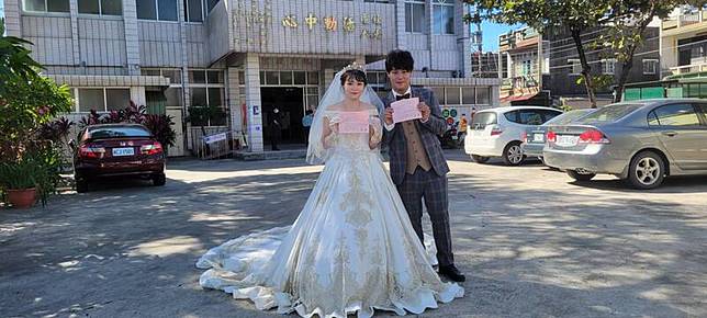 新人結婚不忘投票投開票所喜氣洋洋 自由電子報 Line Today