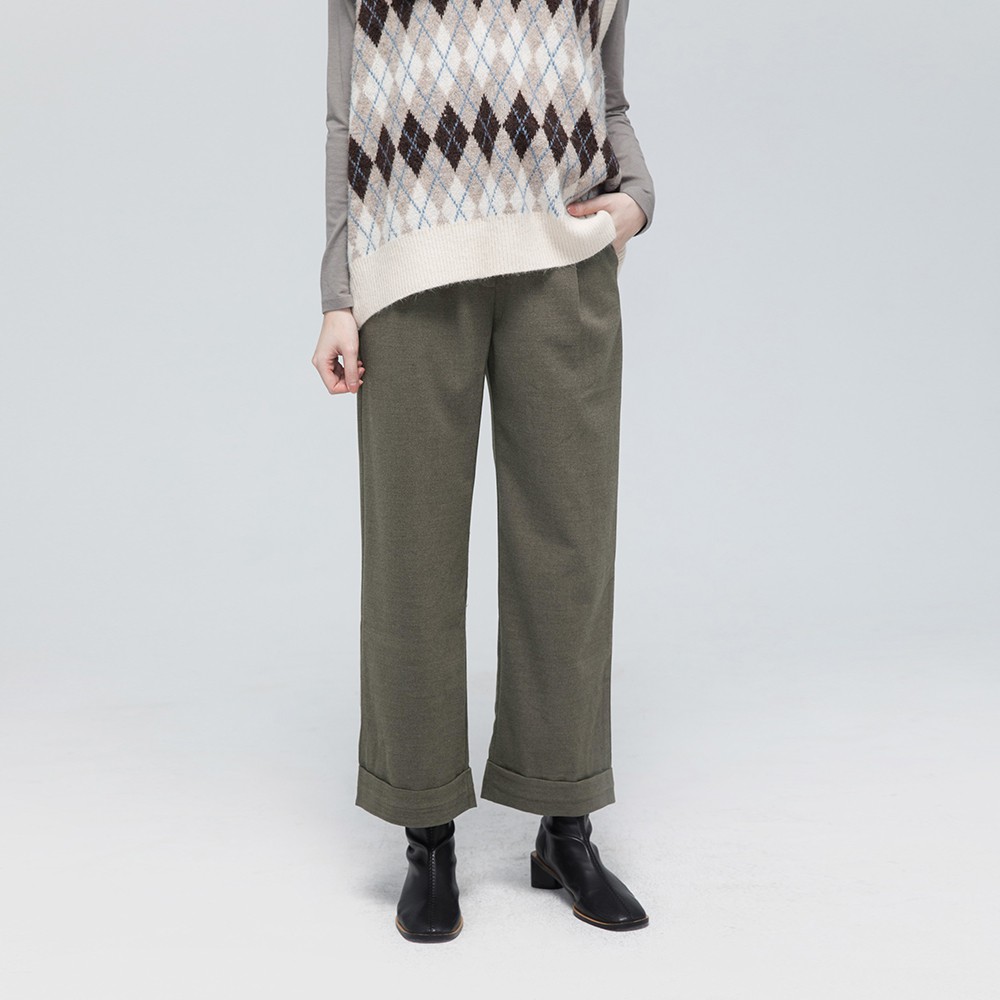 SLASHNOSE OUTLET 獨家優惠*實品顏色依單品照為主聚酯纖維 60% 嫘縈 35% 彈性纖維 5%素材產地 / 中國加工產地 / 中國商品描述微毛呢舒適面料/壓燙中線/褲口反摺固定/後雙唇