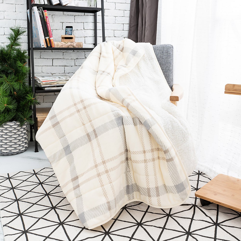 #生活工場 #WORKINGHOUSE #玩味甜點 #濃餅乾 #抱枕 #蓋毯【產品特色】‧頂級法蘭絨搭配羊羔絨，觸感Q彈極柔‧萬用多功能，可做蓋毯、客廳、車用、冷氣毯使用‧雙層頂級車工，英倫格紋訂製款