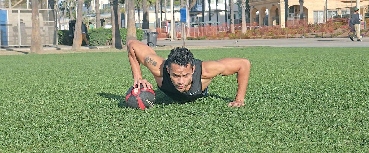 伏地挺身只能練胸？4個動作帶你重新認識這個最被低估的、最有功效的上半身運動！