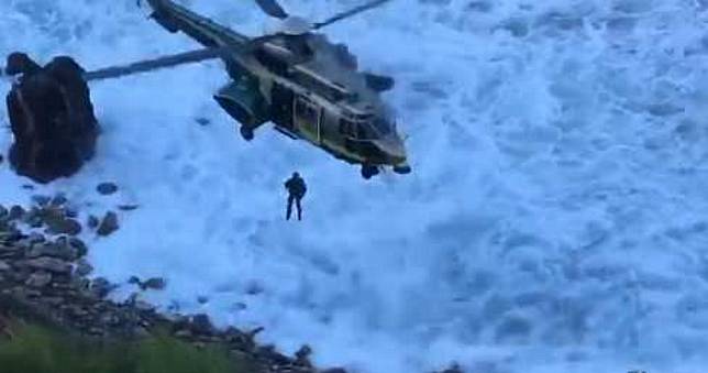 女登山低頭玩手機！下秒踩空摔「20層高懸崖」　淒厲慘叫被聽見