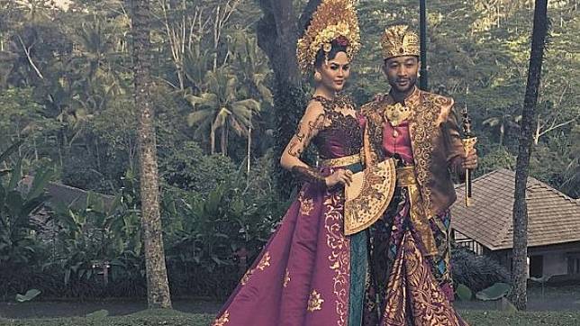 Deretan Foto Liburan Chrissy Teigen dan John Legend Liburan di Bali! Termasuk Saat Pakai Busana Adat