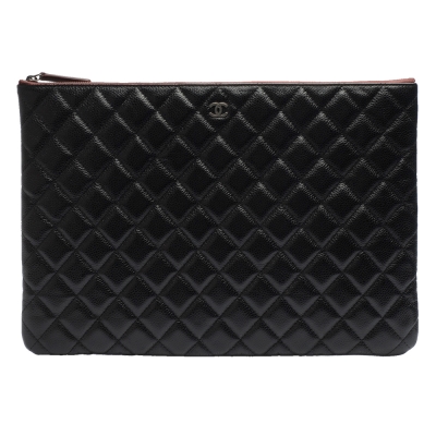 ★經典小香LOGO 辨識度NO.1★經典菱格壓紋，賦予品牌印象★選用頂級荔枝紋牛皮，質感絕佳★專屬iPad量身製作 ，拉鍊式保護套