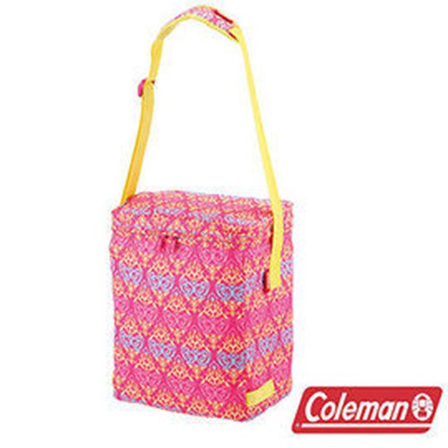 ◆ 可手提或肩揹 ◆ 附襯墊，使用時更有安定感 ◆ 保冷劑置放口袋 ◆ 底面附有防污鉚釘設計 ◆ 可置放4瓶2L寶特瓶 ◆ 使用10mm厚的保冷泡棉※ 出貨時不含任何拍照配件。 ※ 進口商品均為原廠包