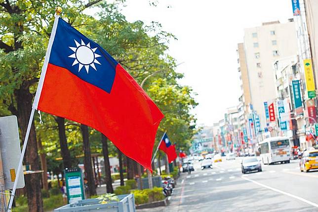 愛國不分藍綠 韓粉揪深綠友人掛國旗