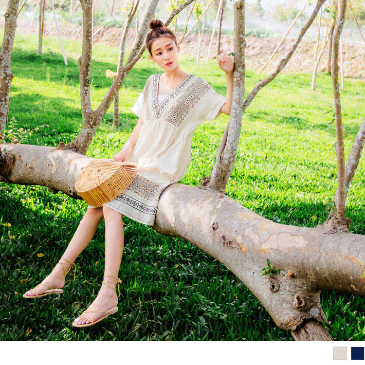 寬鬆版型 請依照個人喜愛的舒適度購買 簡單質感的圖騰印花，高腰版型剪裁拉長身型比例~ 落肩袖設計帶出慵懶的休閒氛圍， 大V字領口使頸部與臉部線條更漂亮~ 單穿就可以打造出悠閒浪漫風情 !! *****