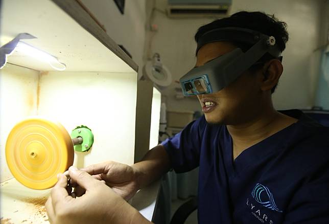 Rizwan Ilyasin, seorang Okularis atau pembuat bola mata palsu, saat membuat bola mata palsu di Ciputat, Tangerang Selatan, Banten, Rabu (10/01/2018). Bola mata palsu yang berbahan baku akrilik ini diperuntukan untuk penyandang tunanetra yang berfungsi mencegah jatuhnya kelopak mata serta menjaga agar air mata dan kotoran dapat mengalir kesalurannya. Harga satu bola mata mencapai Rp7 juta.. (KOMPAS.com / ANDREAS LUKAS ALTOBELI)